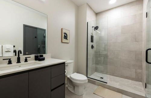 Luxury Downtown King Bed, Rooftop Pool - Photo 36