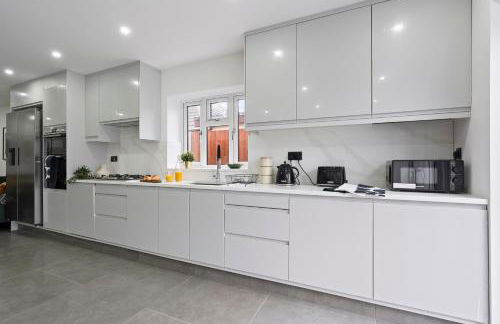 Beautiful Home, Free Parking For Large Groups Sleeps 10 Book Now! - Foto 25