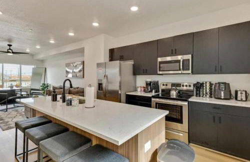 3 Min to DT - 2 Car Garage - Lux Townhome - King Bed - Foto 20