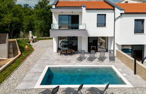 Villa Lavanda -semi-detached villa with a pool and a panoramic view, close to a sandy beach- by TRAVELER tourist agency Krk - Foto 1