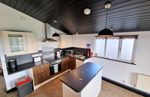 Ochil 9 with Private Hot Tub - Fife - Loch Leven - Lomond Hills - Pet Friendly - Photo 6