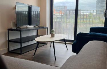 Joyful Group - Stylish 2 Bedroom Duplex with Sofa Bed in Salford M5 - Foto 1