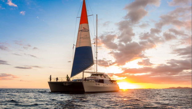 Catamaran au coucher du soleil dans les eaux de Nadi