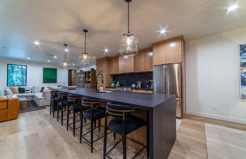 Spectacular New 4BR Townhome: Garage, Jacuzzi, BBQ - Photo 22