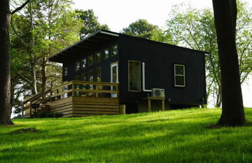 Luxe 2BR Cabin with Deck and Creek View - Working Farm - Foto 18