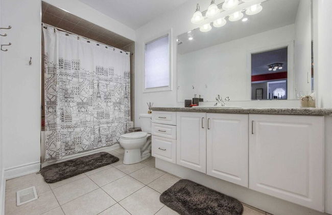 Spacious 4-Bedroom Retreat - Photo 36