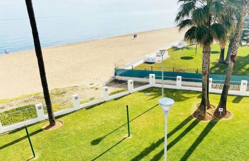 Apartamento en primera línea de playa con piscina y garaje gratuito - Foto 13