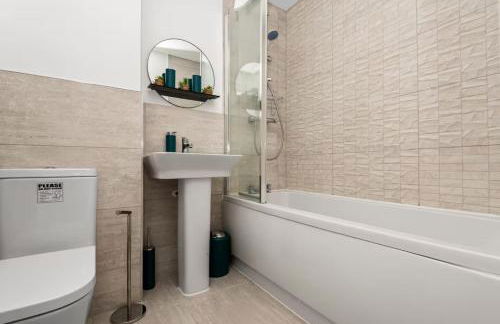 Stylish Innsworth home with garden & parking - Photo 18