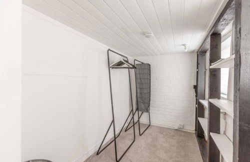 Charming 3BR Cottage Near Windsor and Sights - By Tempstay - Foto 6