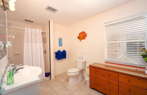 Waterfront Beach House with Dock & Heated Pool - Foto 19