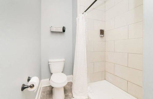 Walkable and Spacious Apt - Parking -- GroupStay - Foto 10