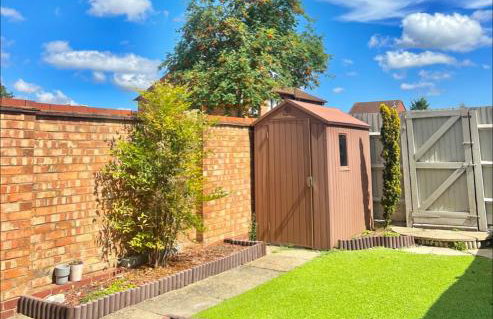 Furzton - Modern Home and Garden, Free Private Parking, TV, Sleeps 6 Guests - Photo 2