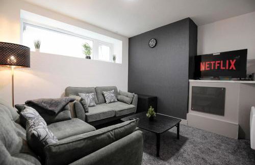 Bartlam Place, Sleeps 6, Central Oldham - By NMB Property - Foto 1