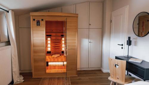 Die Watzmannsuite - Familienfreundliche Ferienwohnung in historischer Villa mit Kamin, Infrarotsauna, Balkon, Garten, nur 10 Gehminuten ins Zentrum von Berchtesgaden - Foto 4, wardrobe