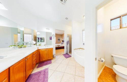 Snowbird-friendly home with fast WiFi, central AC, and private pool - Foto 15