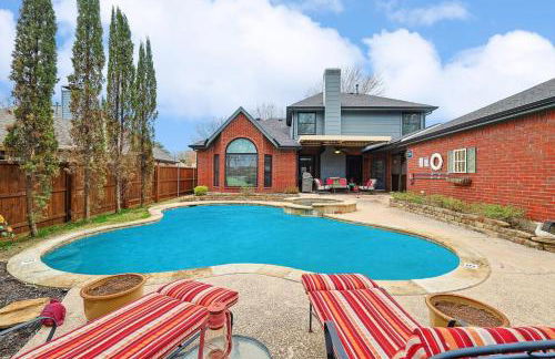 DFW Getaway - 4 Bedrooms Pool Oasis Media Room - Photo 1