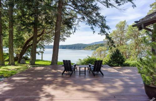 Luxe Beachfront, Hot Tub, Kayaking, Walk to Town - Foto 16