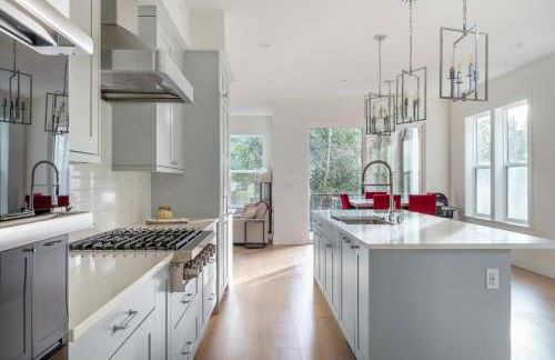 Elegant 3-Story House with Private Backyard in WA - Photo 16