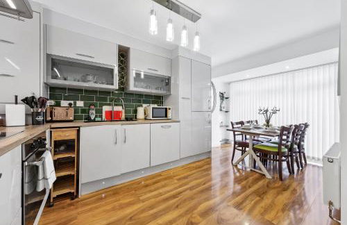 4 Bedroom House by Homestyles Hosts - Short Lets and Serviced Accommodation Islington - Private En-Suite - Foto 23
