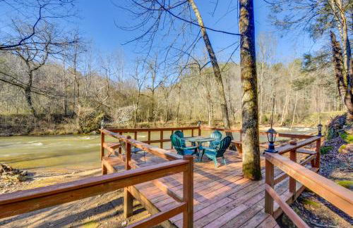 Hot Tub and Fire Pit Riverfront Helen Cabin - Foto 25