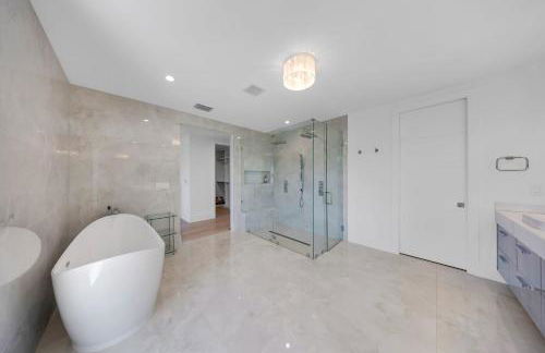 LVS Villa Blanco 5BR Coastal Oasis with Rooftop Sunset Deck Heated Pool Spa & Walk-to-Beach Access - Foto 37