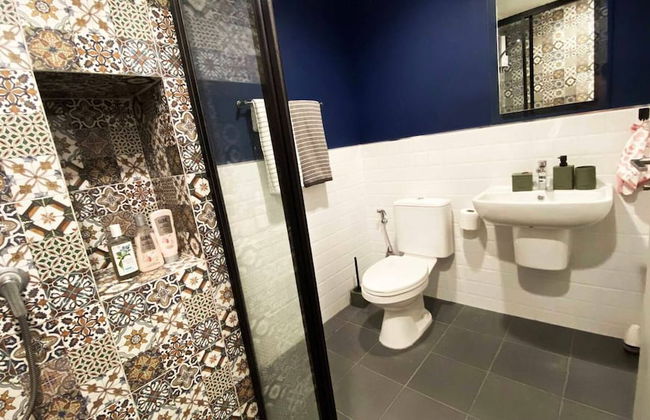 Romantic Bedroom With Mountain View Near Central - Photo 9