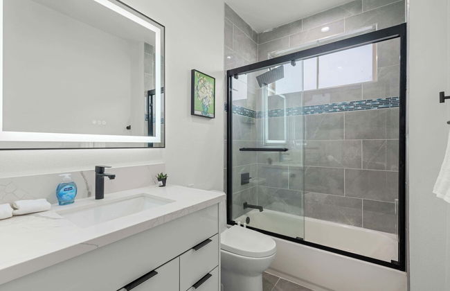 Not Affected by the Fire/modern Spacious Home With Parking & Fully Equipped Kitchen #3 - Foto 34