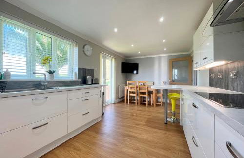 Modern 3 bed Bungalow with parking, private garden - Photo 2