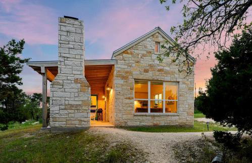 Beautiful Pet-Friendly Cottage with Outdoor Fireplace for a Wonderful Escape in Nature near Austin, Texas - Photo 1