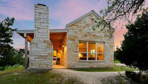 Beautiful Pet-Friendly Cottage with Outdoor Fireplace for a Wonderful Escape in Nature near Austin, Texas - Photo 1