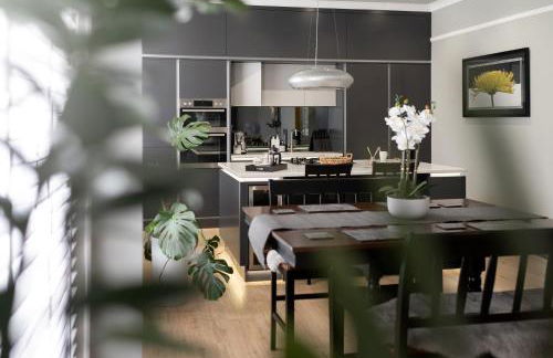 Stylish Central Apartment with Parking & Lift - Foto 16