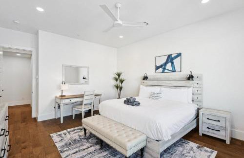 3-BD Luxury Living w Rooftop Garden Views - Photo 3