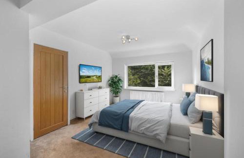 Luxurious Relaxing 6 Bed House for great comfort - Photo 17