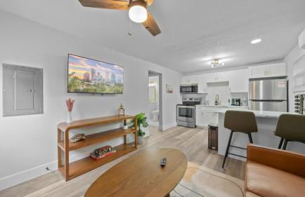 Modern-Retro Themed Home Close to Coffee + Food! - Foto 19