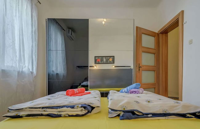 Luxurious Holiday Home in Arbanija with Hot Tub - Photo 4