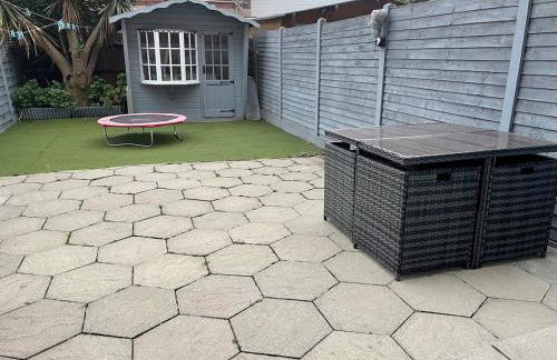 3 Bedroom House with a Private Garden - Foto 7