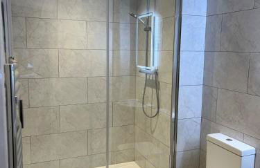 Town centre 1 Cozy king size bed ensuit shower - Foto 9
