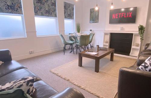 Stylish 4BR Home - Free WiFi -Ideal for Contractors - Foto 9