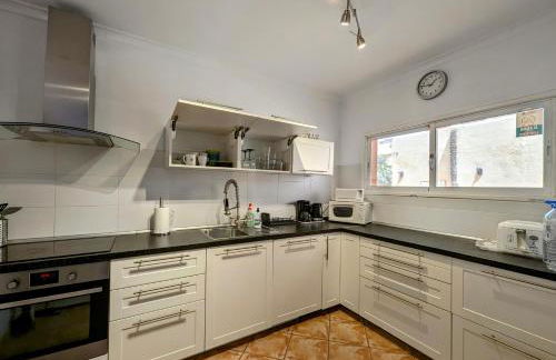 Comfortable 2-Bedroom Duplex in Playa Paraiso with Ocean View, Balcony, and Shared Pool - Photo 32