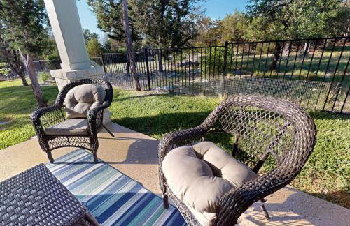 Stunning Lake House with Spacious Bedrooms - Minutes to Local Attractions - Photo 20