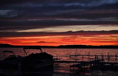 Chain O' Lakes Beach Penthouse with Lake Access - Foto 1