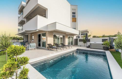 Luxury apartment Sun with private Pool and Jacuzzi - Photo 8