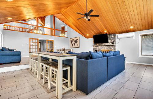 Maine Pondfront Home Sleeps 22 - Pool & Hot Tub - Photo 15