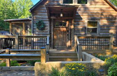 Couples Getaway Cabin with a Loft - Firepit - Creek - Foto 1