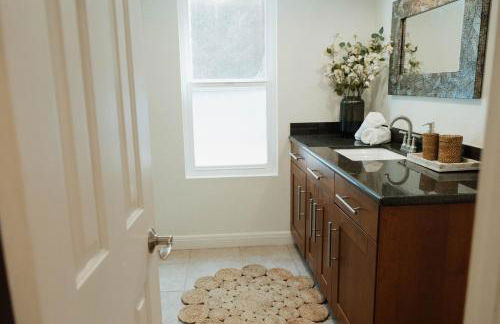 Stylish PB Townhome, Walk to Bay, and Balcony - Foto 44