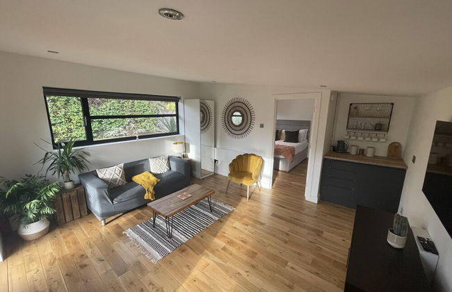 Maygrove Retreat - Sleeps 2 - Jacuzzi - Parking - Photo 6