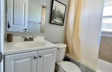 Gated 2BR Condo I 5 min Uptown - Foto 3