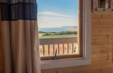 Enlli Fach cabin sleep's 2 adults and 2 children 2 dogs welcome not suitable for contract workers due to parking height restrictions - Photo 5