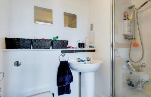 Modern 2 bed 2 bath with Balcony in Rayners lane Pinner Harrow near Wembley Greater London - Photo 9