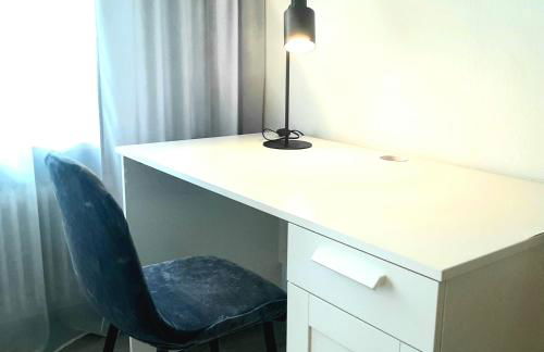 Gelbe Koffer - Großes 3 SZ Apartment Homburg - 1 km Uniklinik - bis 6 Pers - Balkon - Parkplatz - Self-Check-in - Foto 8